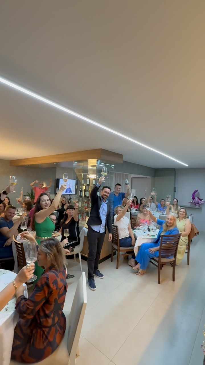 Brinde coletivo no workshop de vinhos